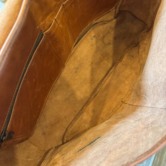 Whipping Post mens' all leather large messenger bag with buckle closure - Picture 10 of 16